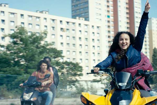 divines-de-houda-benyamina-scenes-moto