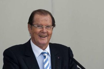 mort-roger-moore-article